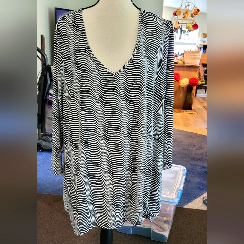 Avenue women's plus size 22/24. Ripple print blouse. NWT
